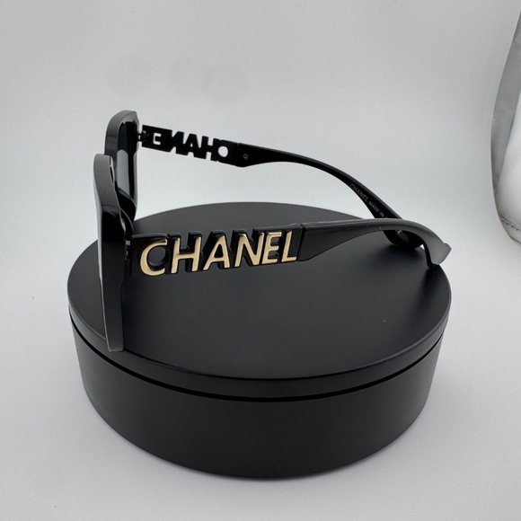 Chanel (Wayfarer) style sunglasses - Picture 4 of 6